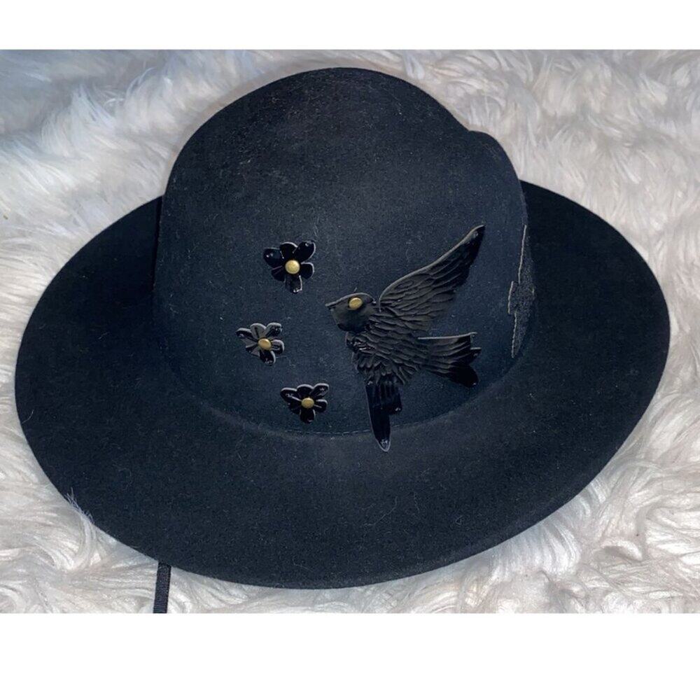 Hat with bird and flower patches by Giovannio New York - Picture 2 of 9